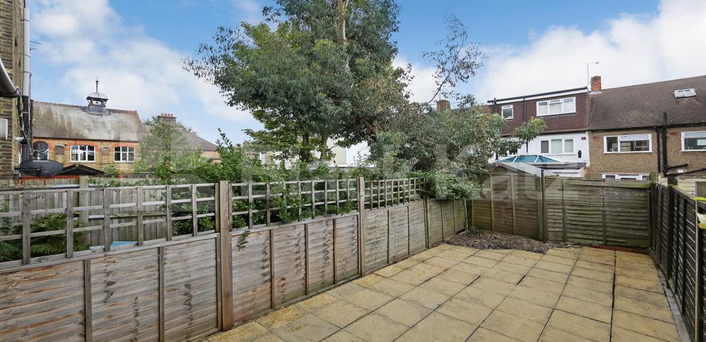 			LET, 3 Bedroom, 1 bath, 1 reception Maisonette			 Welham Road, Furzedown
